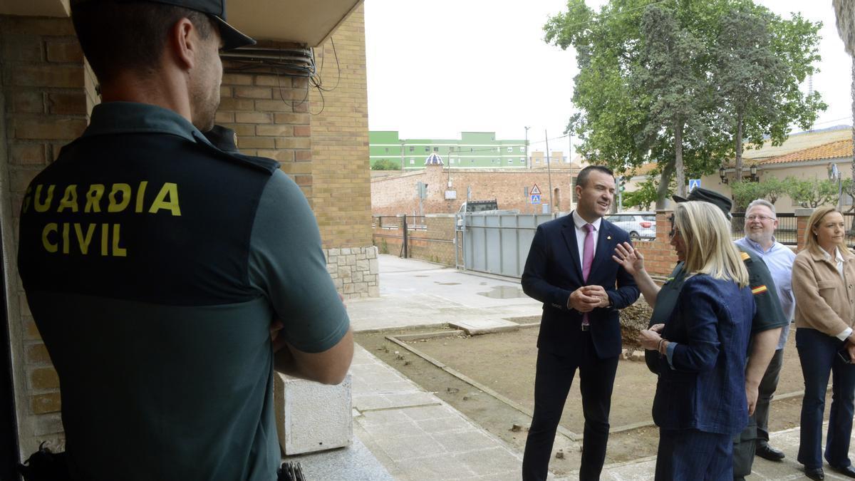 Vicent Mompó, president de la Diputación de Valencia, durante su visita al cuartel de la Guardia Civil de Puçol. / Diputación de Valencia