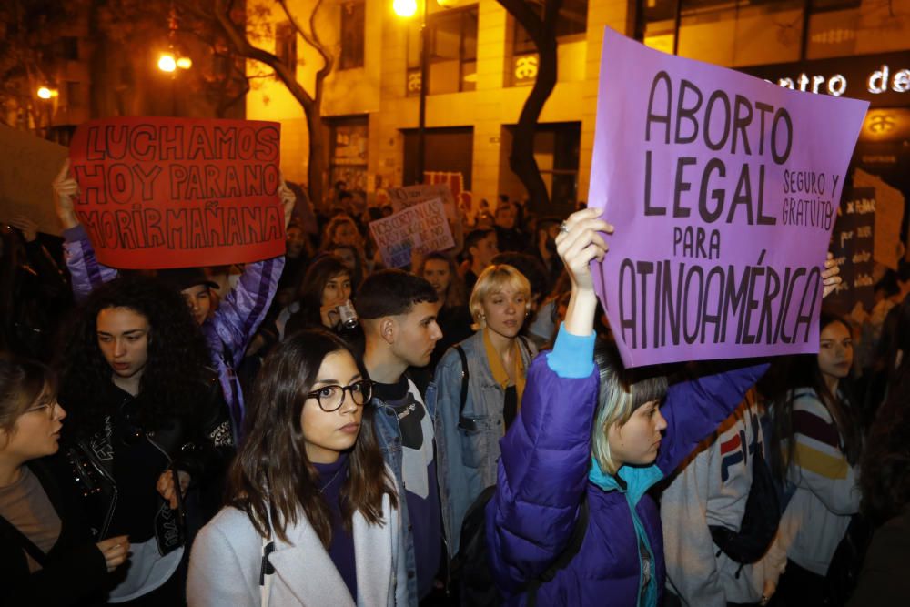 Masiva manifestación en el Día de la Mujer en València