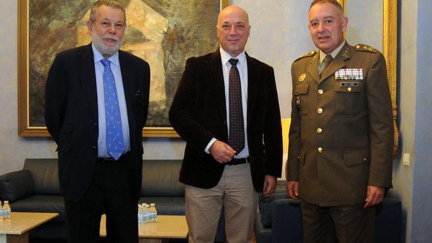 El general Ruiz Olmos se despide de las instituciones cordobesas tras su ascenso