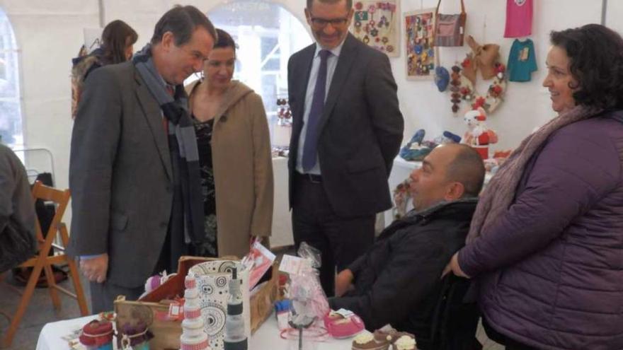 El alcalde y los ediles Ángel Rivas y Uxía Blanco en su visita ayer a un mercadillo en la calle Príncipe.