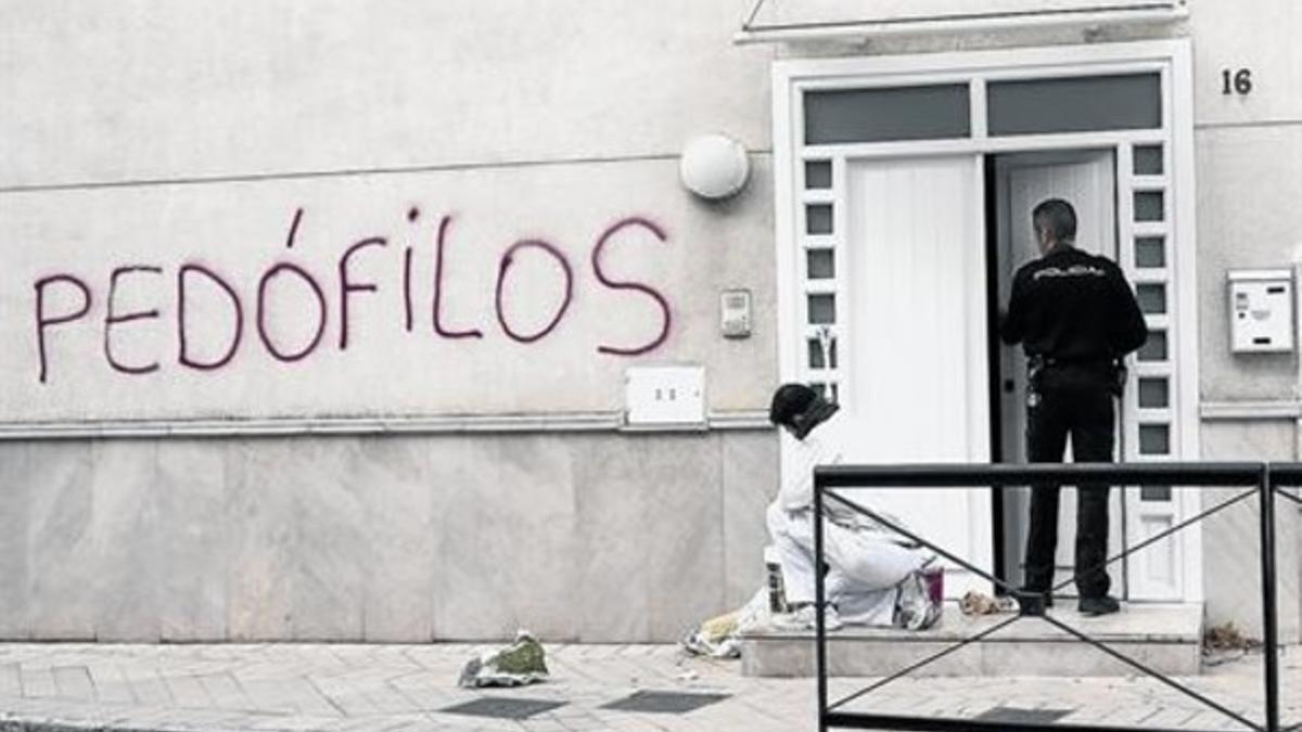 Pintada en la parroquia de San Juan María Vianney, donde daba misa el líder de los Romanones.