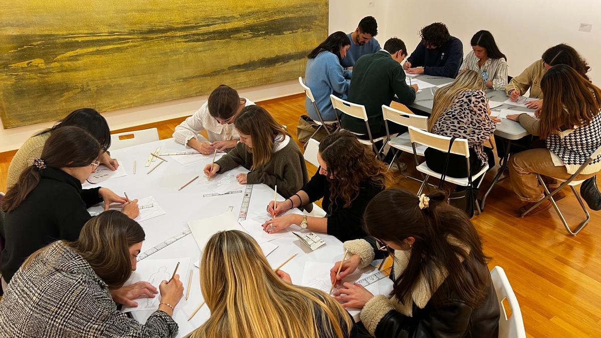 Estudiantes del último curso de Medicina que realizan la práctica clínica en el área sanitaria coruñesa, en la II jornada 'AtlánticoCrea', en la sede de la Fundación María José Jove, en A Coruña.