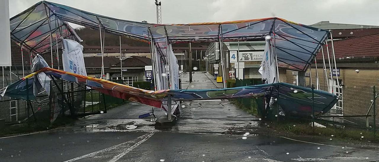 El cartel del Silleda Park, en la Semana Verde, destrozado tras el temporal de 2019. |  // BERNABÉ/JAVIER LALÍN