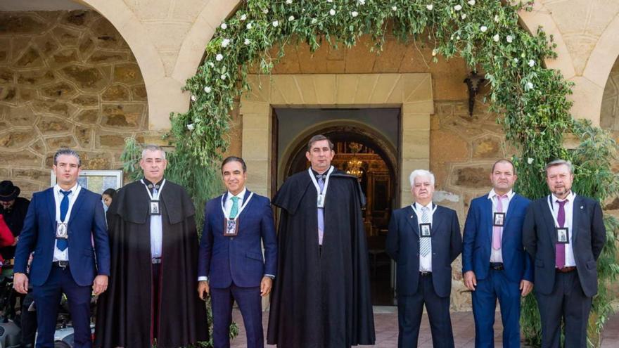 Foto de familia de la cofradía de Nuestra Señora la Virgen del Tábara . | Ch. S.