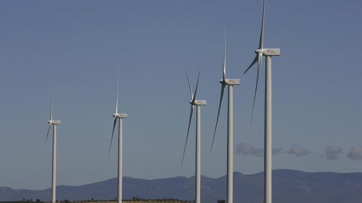 Varias turbinas eólicas.