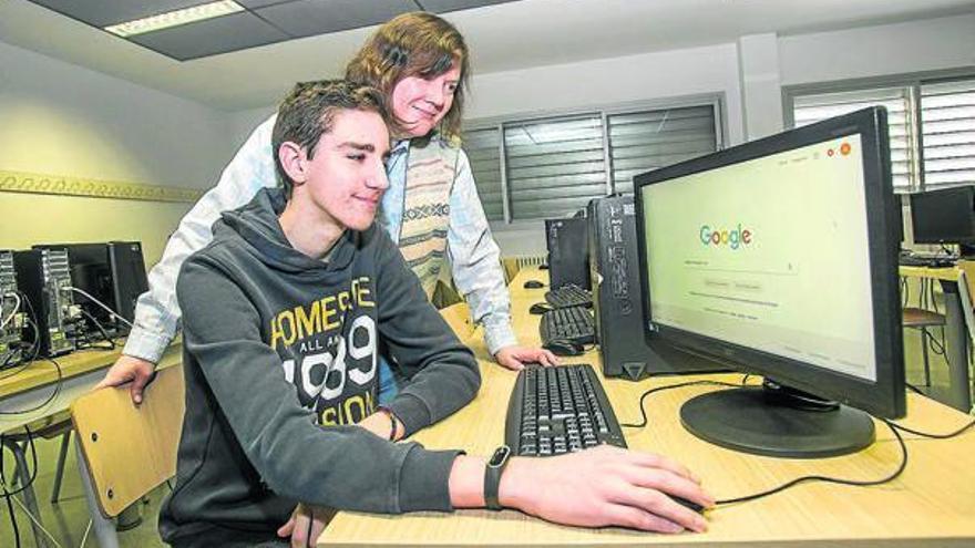 Alberto, junto a su profesora de informática en el IES María Blasco de Sant Vicent del Raspeig.