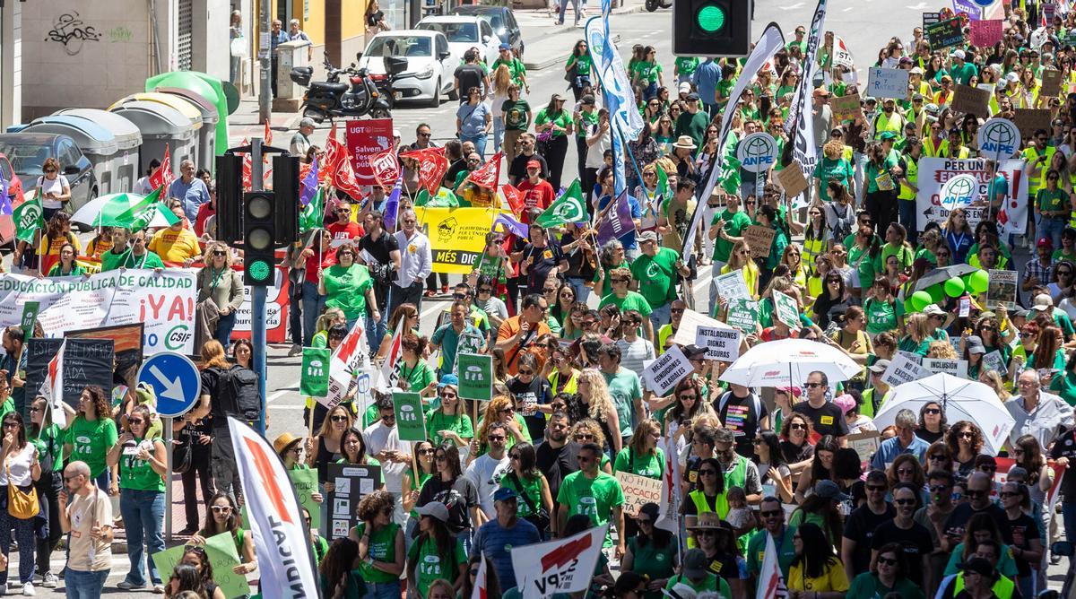 Las calles de Alicante se tiñen de verde por la manifestación de profesores el primer día de huelga de educación