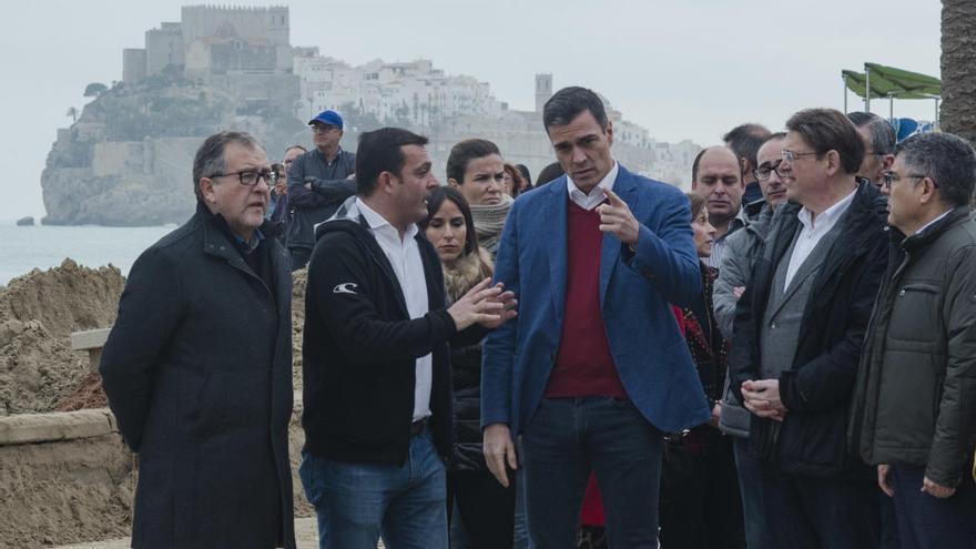 Pedro Sánchez, ayer, en Peñíscola, junto a Ximo Puig y alcaldes de Castellón.