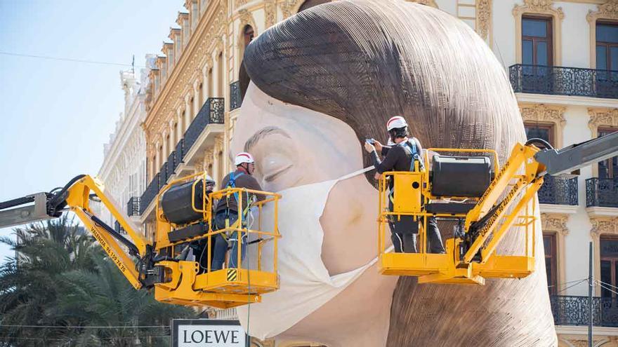 La falla municipal de Valencia, con mascarilla