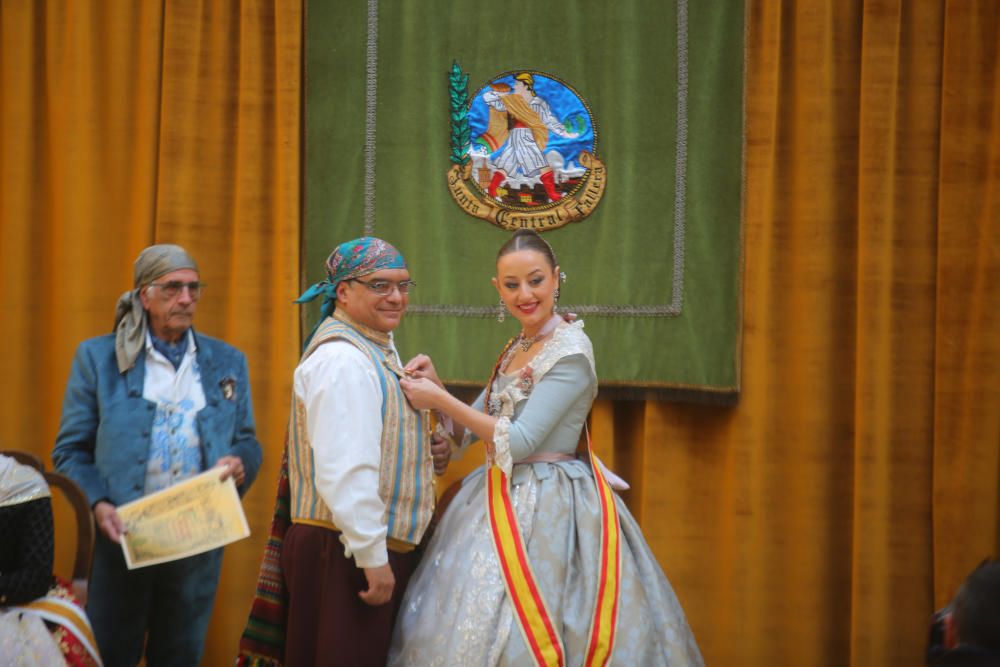 Intercambio de fotos con la fallera mayor e imposición de bunyols d'or