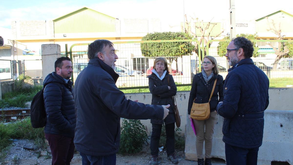 El Cap del Àrea de Projectes i Innovació de Ferrocarrils de la Generalitat Valenciana,  José Pla Tormo ha visitat l’Alcúdia per informar de les millores en accessibilitat i seguretat previstes i comprovar in situ l’estat de l’estació i els passos a nivell que creuen les vies