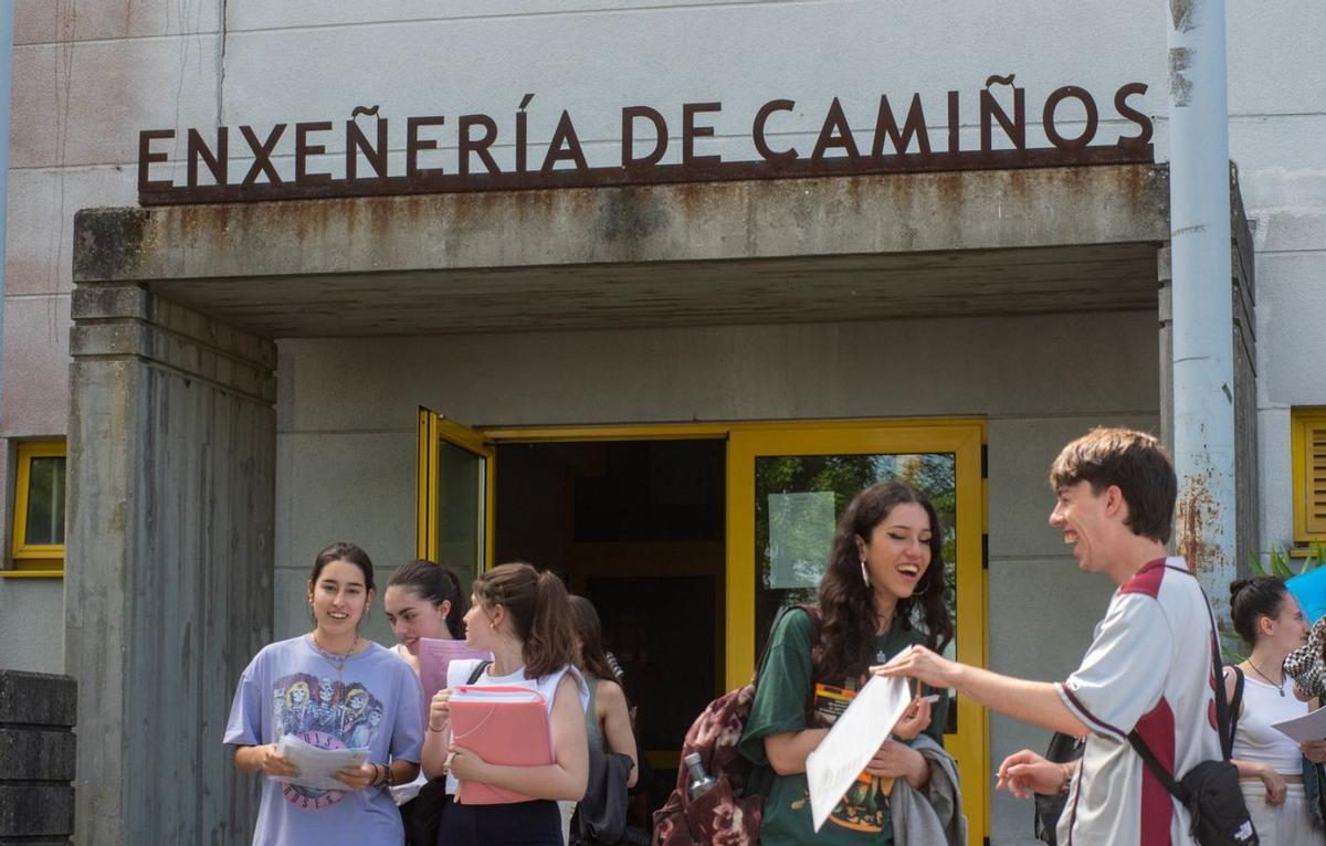 Estudiantes, a las puertas de la facultad de Caminos. |  Casteleiro/Roller Agencia