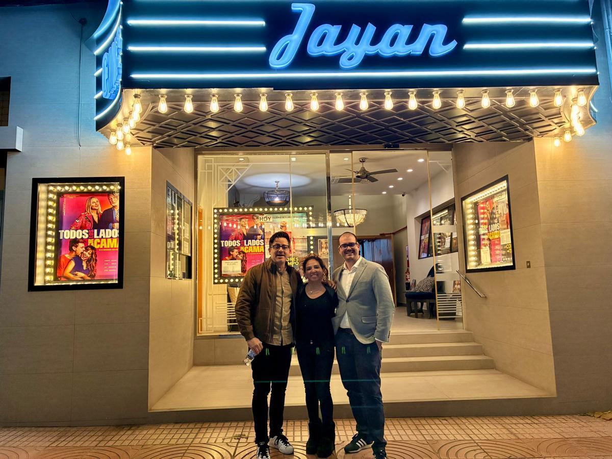 El director y uno de los actores protagonistas junto a Elena Català