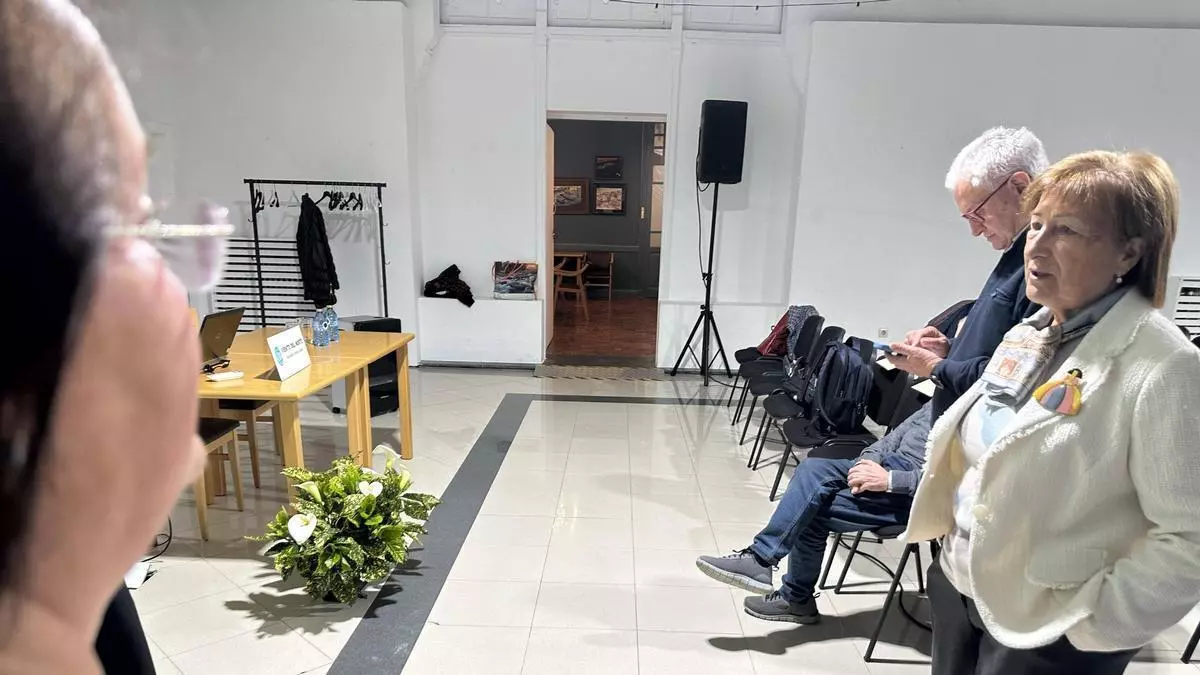 Luarca se acerca a la cultura clásica de la mano del profesor Pedro Manuel Suárez-Martínez