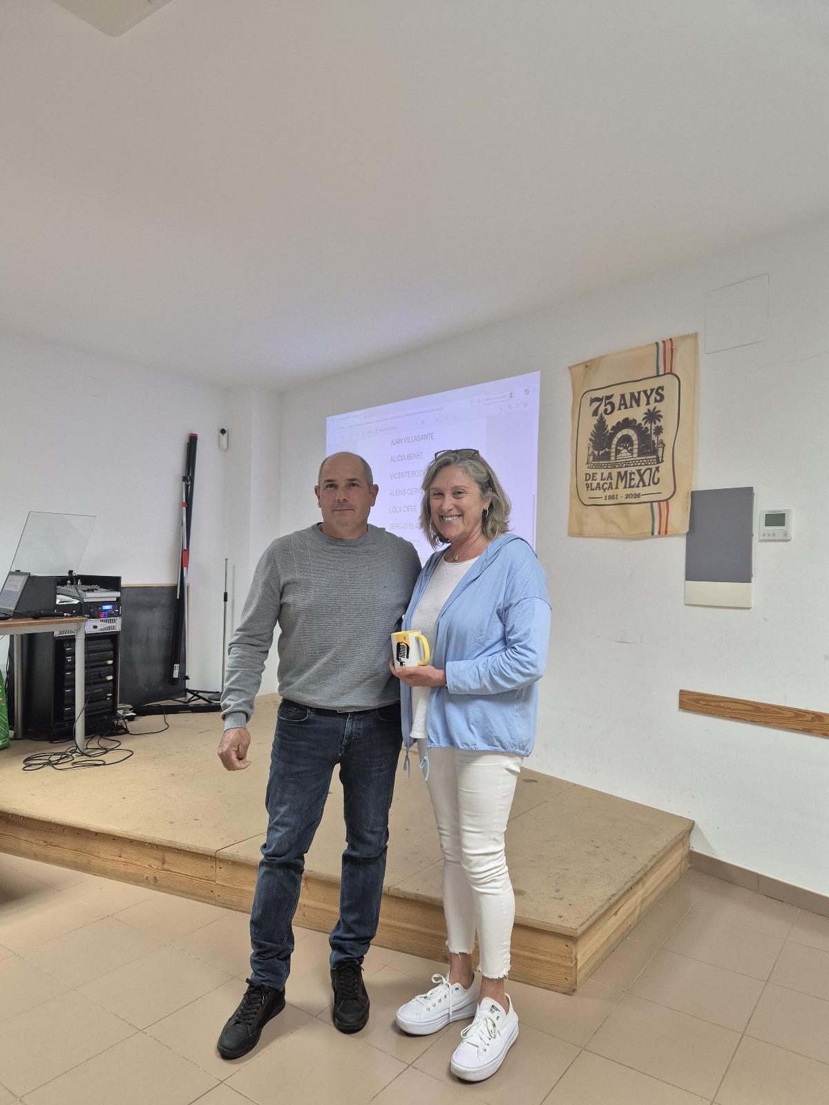 El alcalde de la Salzadella, Cristóbal Segarra, junto a la ganadora del certamen, Silvia Solsona.