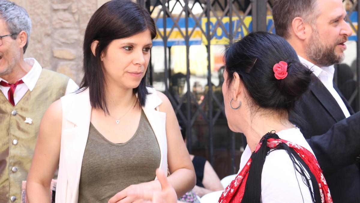 La secretària general adjunta i portaveu d’Esquerra Republicana, Marta Vilalta, parlant amb l&#039;alcaldessa de Sant Vicenç de Castellet, Adriana Delgado