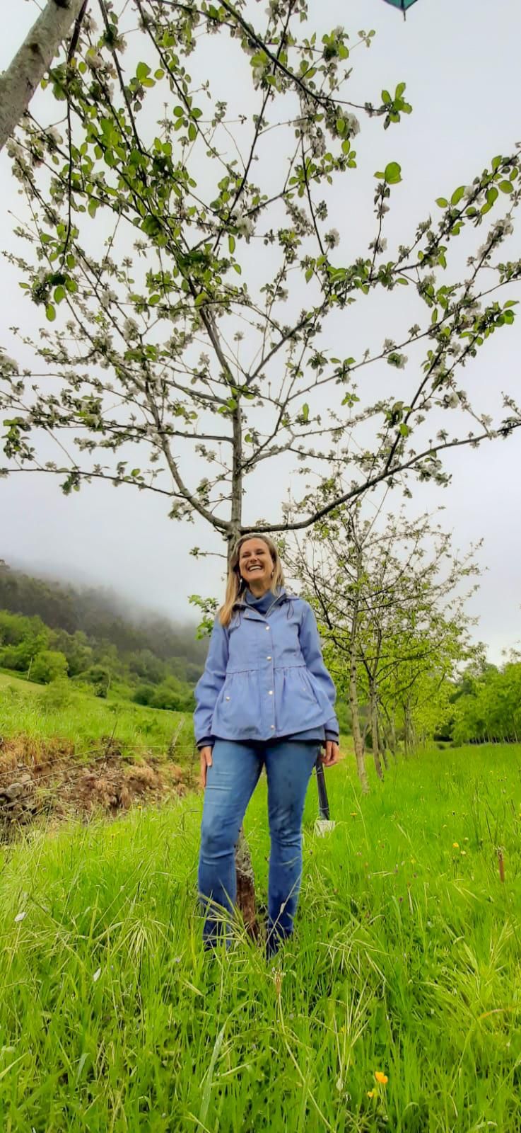 Isabel Rubio embaxo d'ún de los mazanales de la so pumarada, na finca El Ribeiro.
