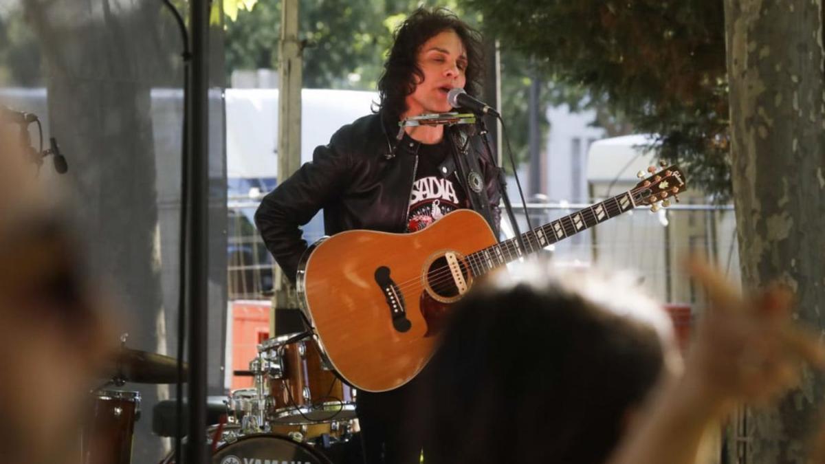 El cantante del grupo de rock Sadia durante su actuación en el Mubaza Fest.