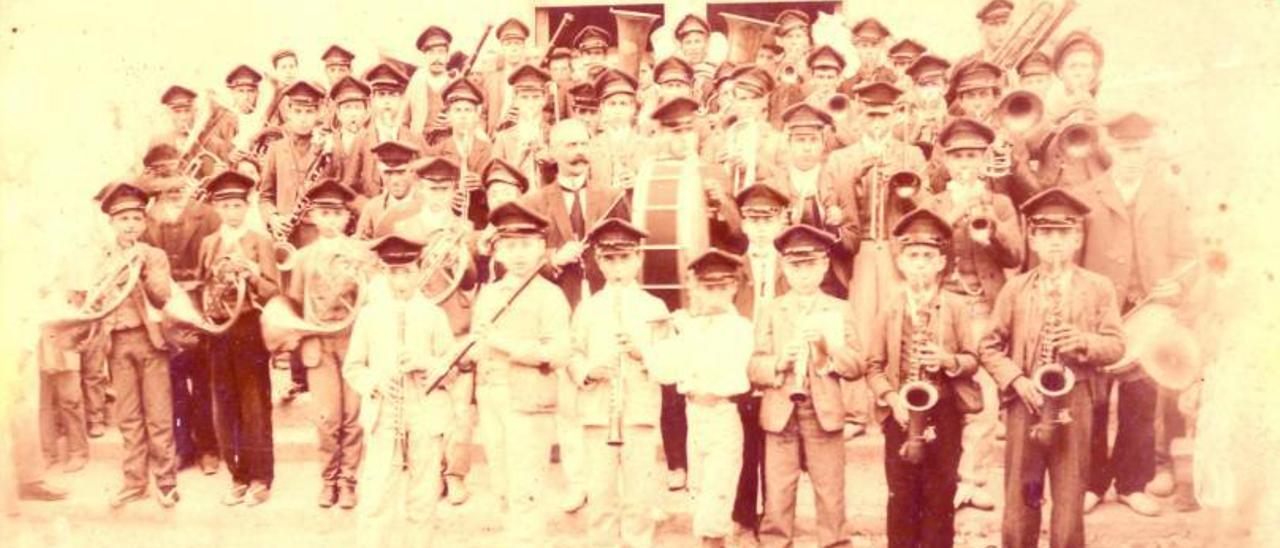 Integrants de la banda a la porta de l’església en una imatge presa al juny de 1906. | LEVANTE-EMV