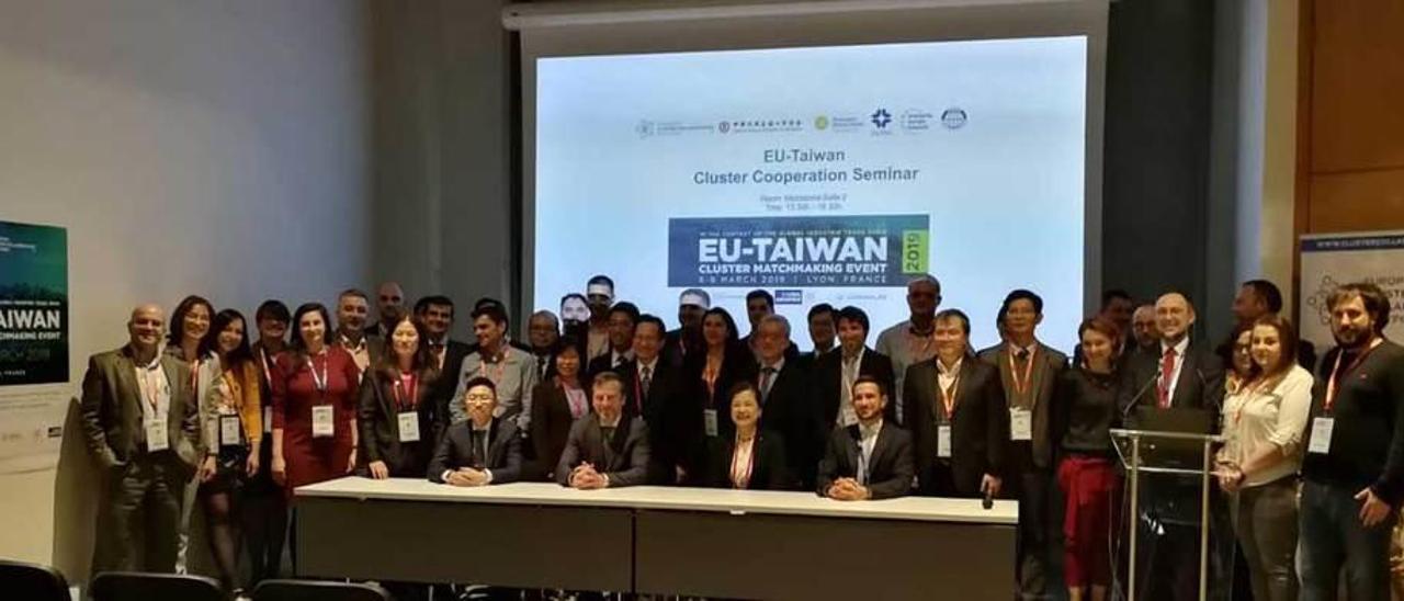 Miembros del clúster asturiano y de las organizaciones taiwanesas, durante el encuentro en Lyon (Francia).