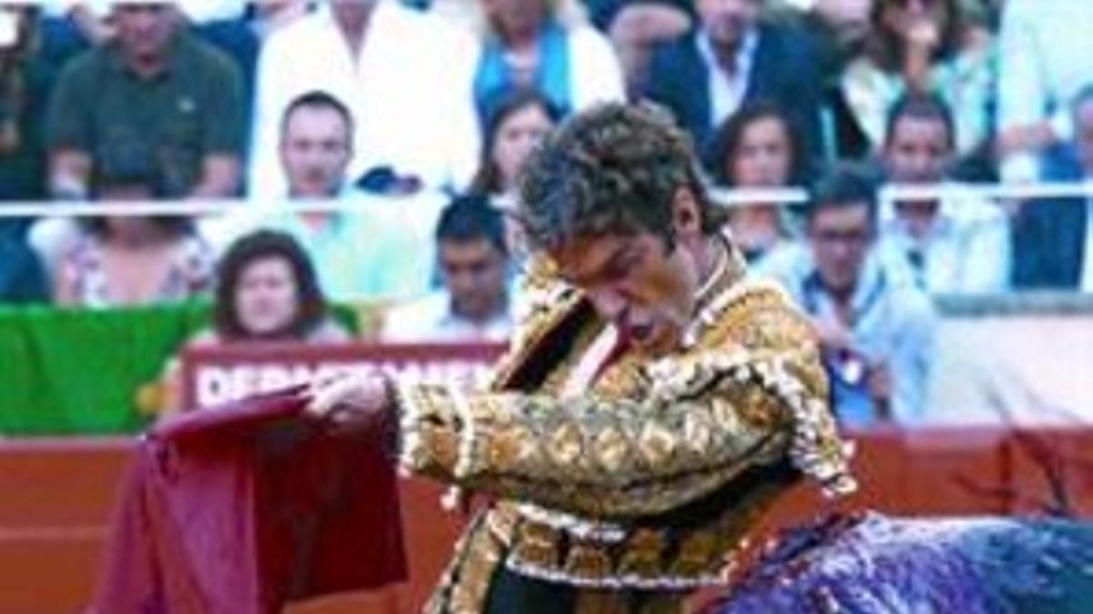 José Tomás torea con la muleta en la Monumental, el domingo.