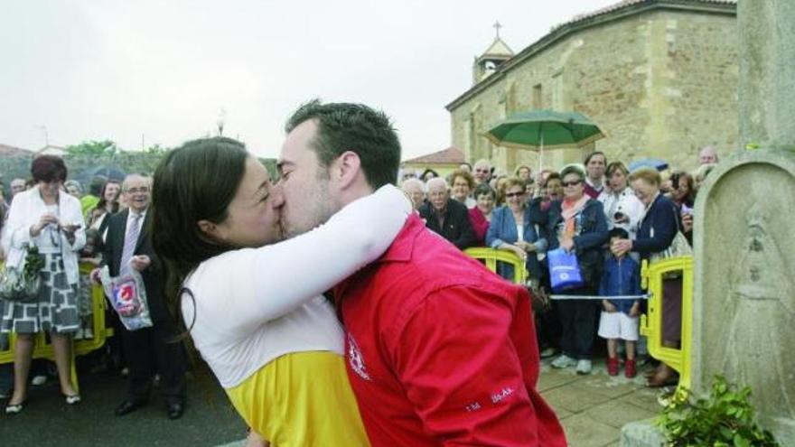 Estefanía Martínez y Abel Solís cumplen con el rito del beso ante la mirada de los espectadores, ayer, junto a la ermita de La Luz.