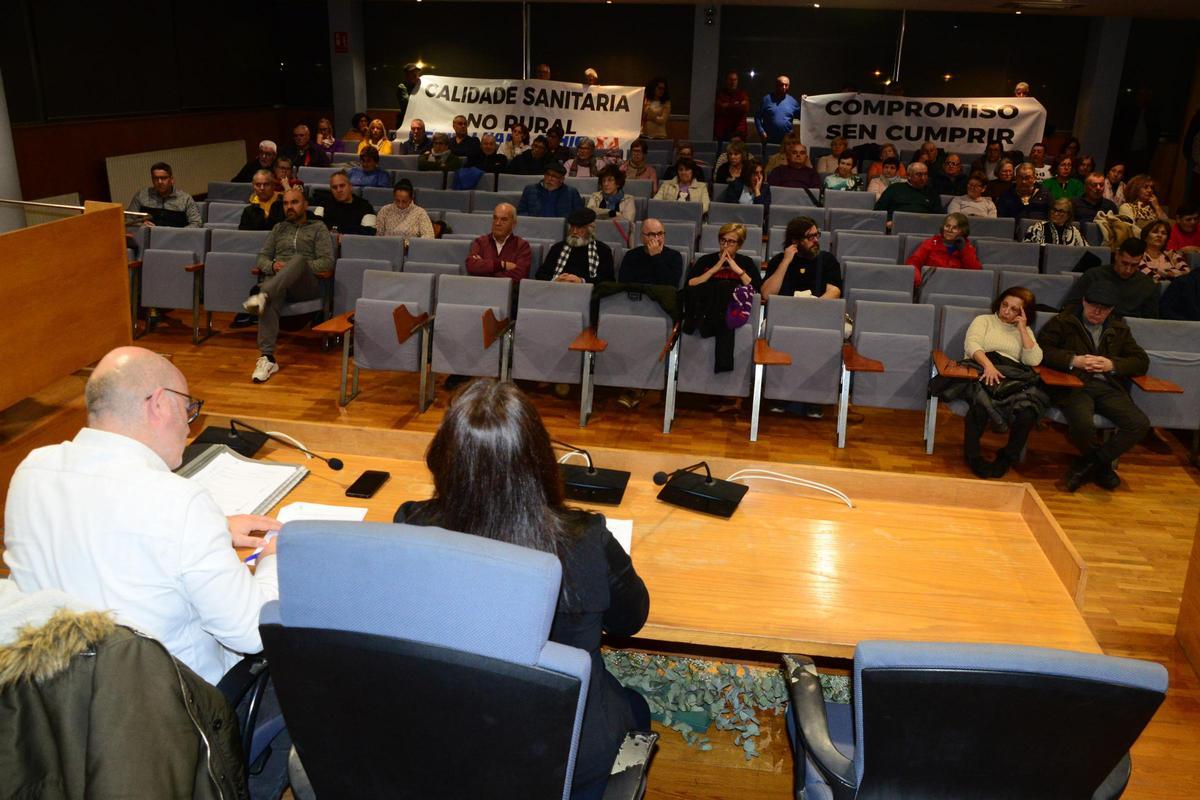 Una vista del salón de plenos de Cangas ayer, con los vecinos de O Hío al fondo con sus pancartas.