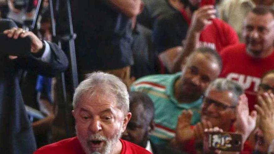 Lula se dirige a los seguidores congregados ayer para apoyarle. // AFP