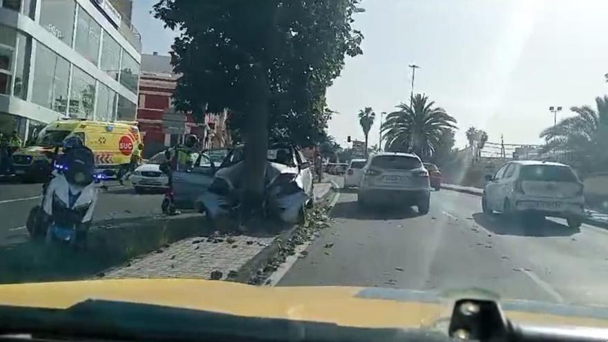 Un coche se estampa contra un árbol en Las Palmas de Gran Canaria