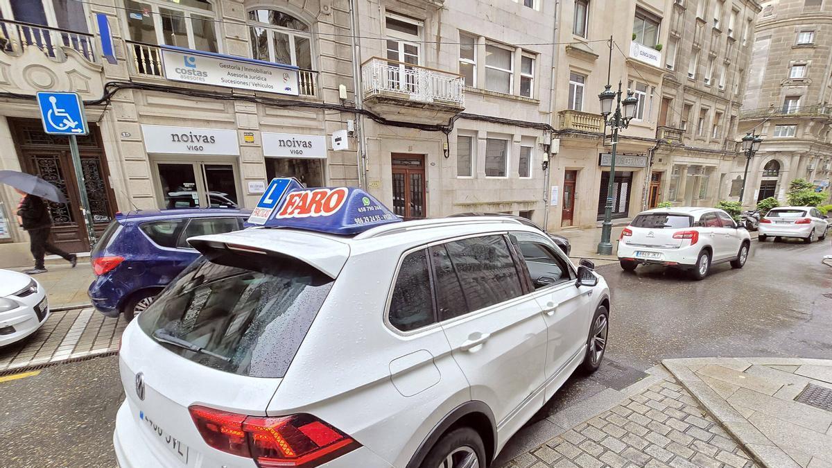 Un coche de una autoescuela, durante una práctica de conducir en Vigo.