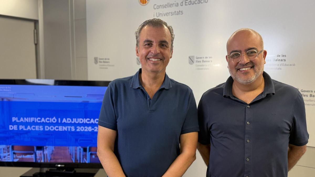 El conseller de Educación y Universidades, Antoni Vera; y el jefe de departamento del Personal Docente, Albert Flores.