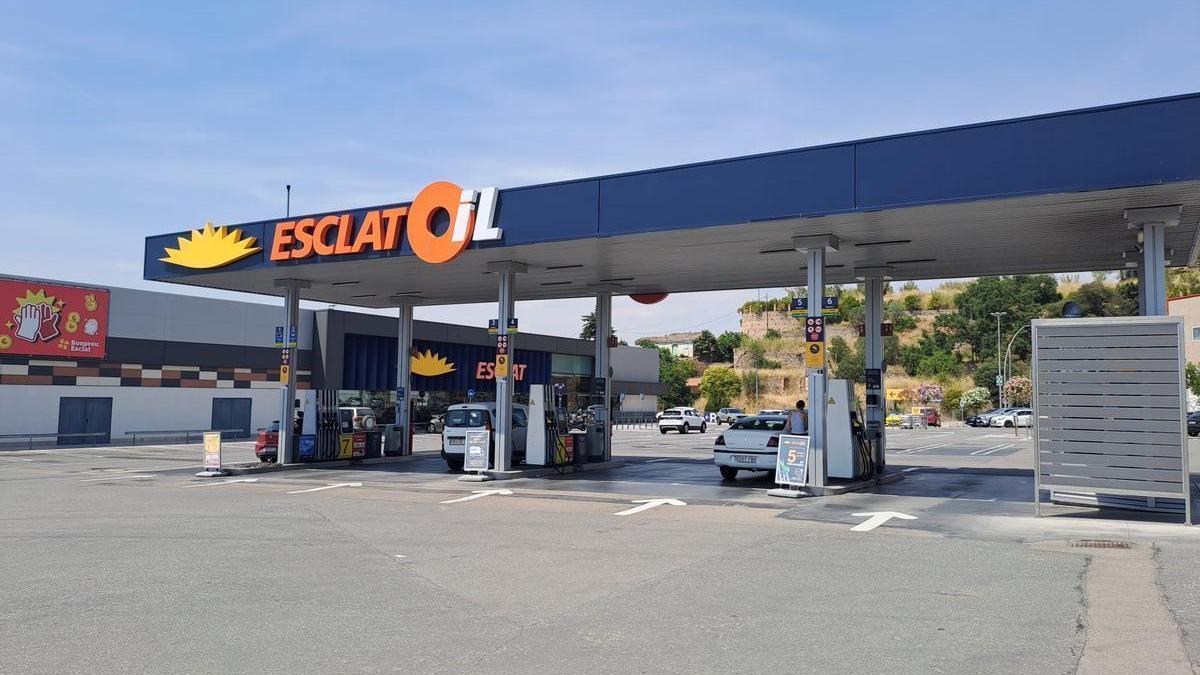 Tres usuaris omplen el dipòsit dels seus vehicles a la gasolinera Esclatoil