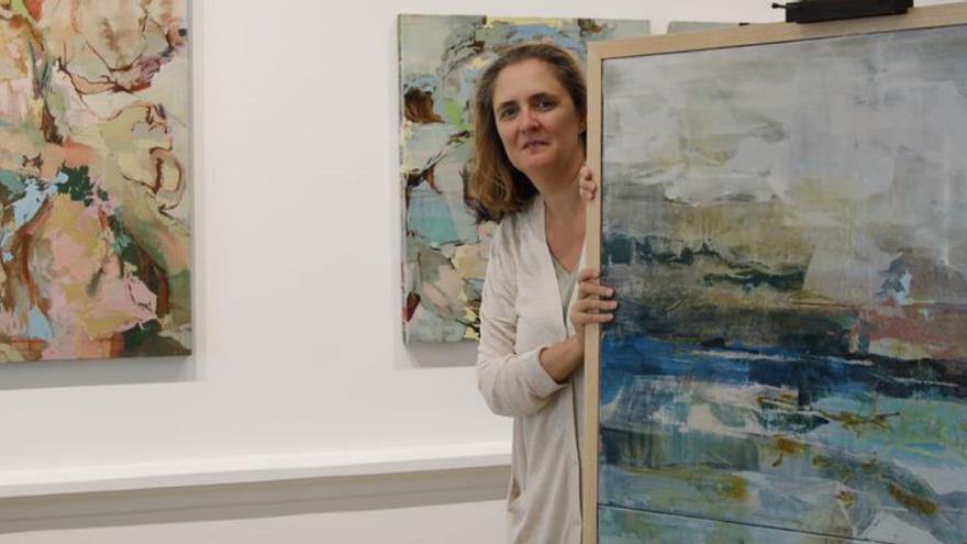 Beatriz Vázquez, junto a varias obras de su exposición. | Marcos León
