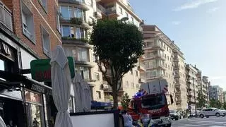 Alarma en el centro de Oviedo: los Bomberos y la Policía Local intervienen en una de las calles más transitadas de la ciudad