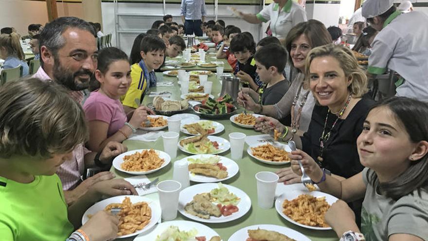 La consejera de Educación, Juventud y Deportes durante una de sus visitas a un comedor escolar (CEIP María Maroto de Murcia) de un colegio de la Región de Murcia.