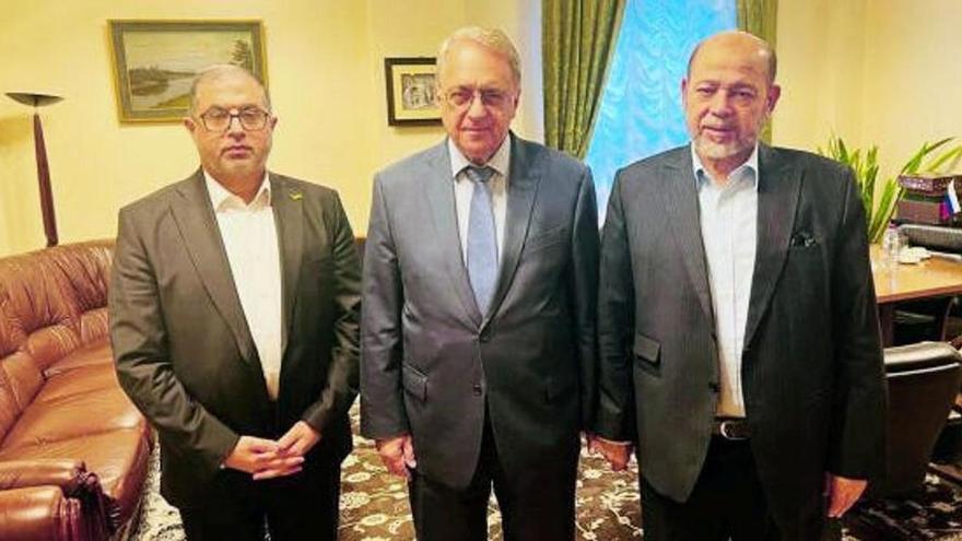 Los líderes de Hamás Bassem Naim y Moussa Abu Marzouk con el viceministro ruso de Asuntos Exteriores Mikhail Bogdanov en Moscú el 26 de octubre de 2023.