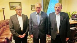 Los líderes de Hamás Bassem Naim y Moussa Abu Marzouk con el viceministro ruso de Asuntos Exteriores Mikhail Bogdanov en Moscú el 26 de octubre de 2023.