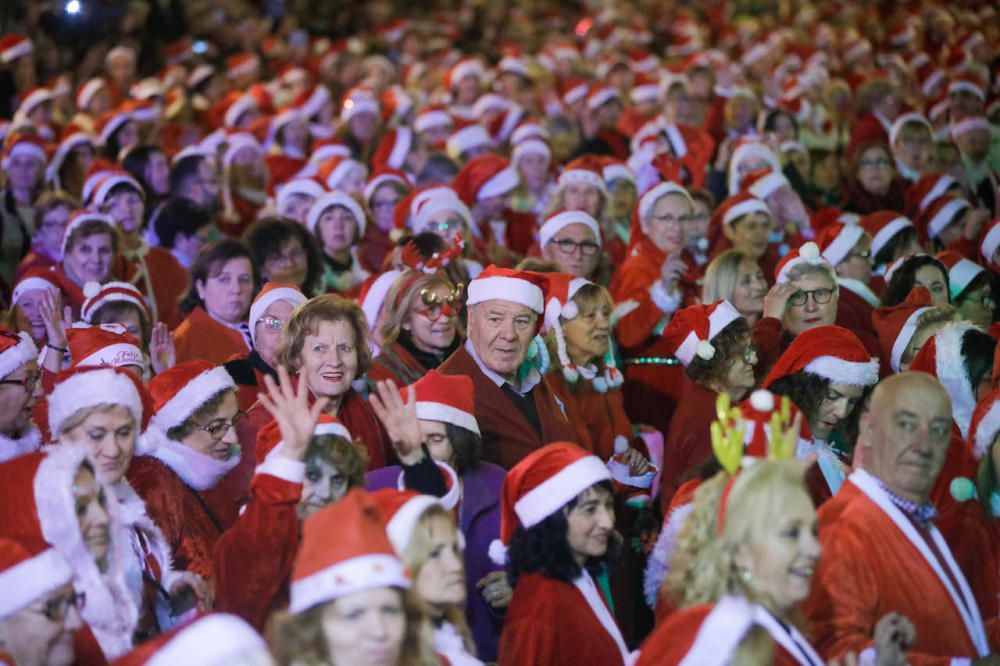 Más de 1.200 Papás Noel bailan en línea en el Born de Palma