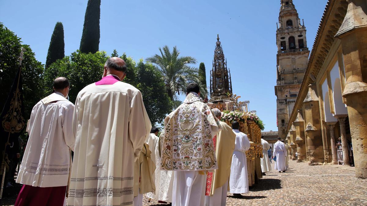 El Patio de los Naranjos acoge la procesión del Corpus Christi