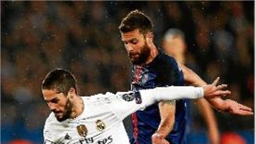 Isco protegeix la pilota davant Thiago Motta, del París Saint-Germain.