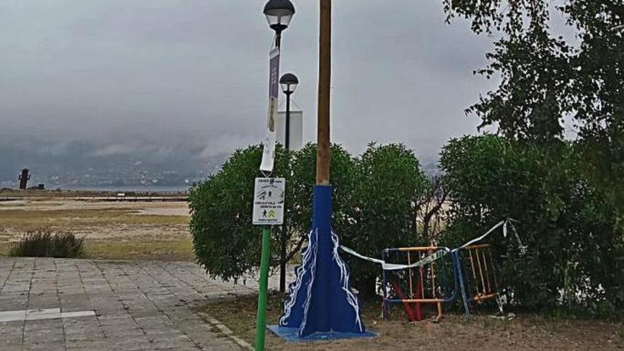 La playa de A Punta de Cesantes estrena una nueva veleta de 12 metros