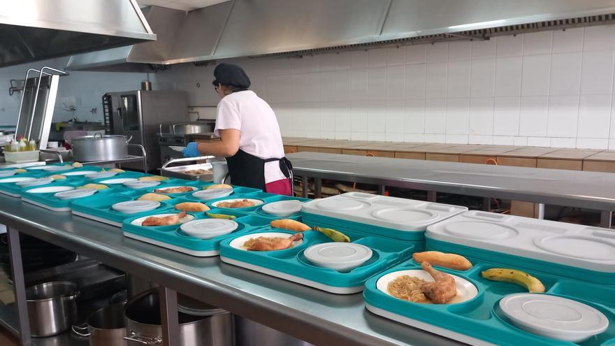 Más de un centenar de personas de Riba-roja reciben diariamente el catering municipal en sus hogares