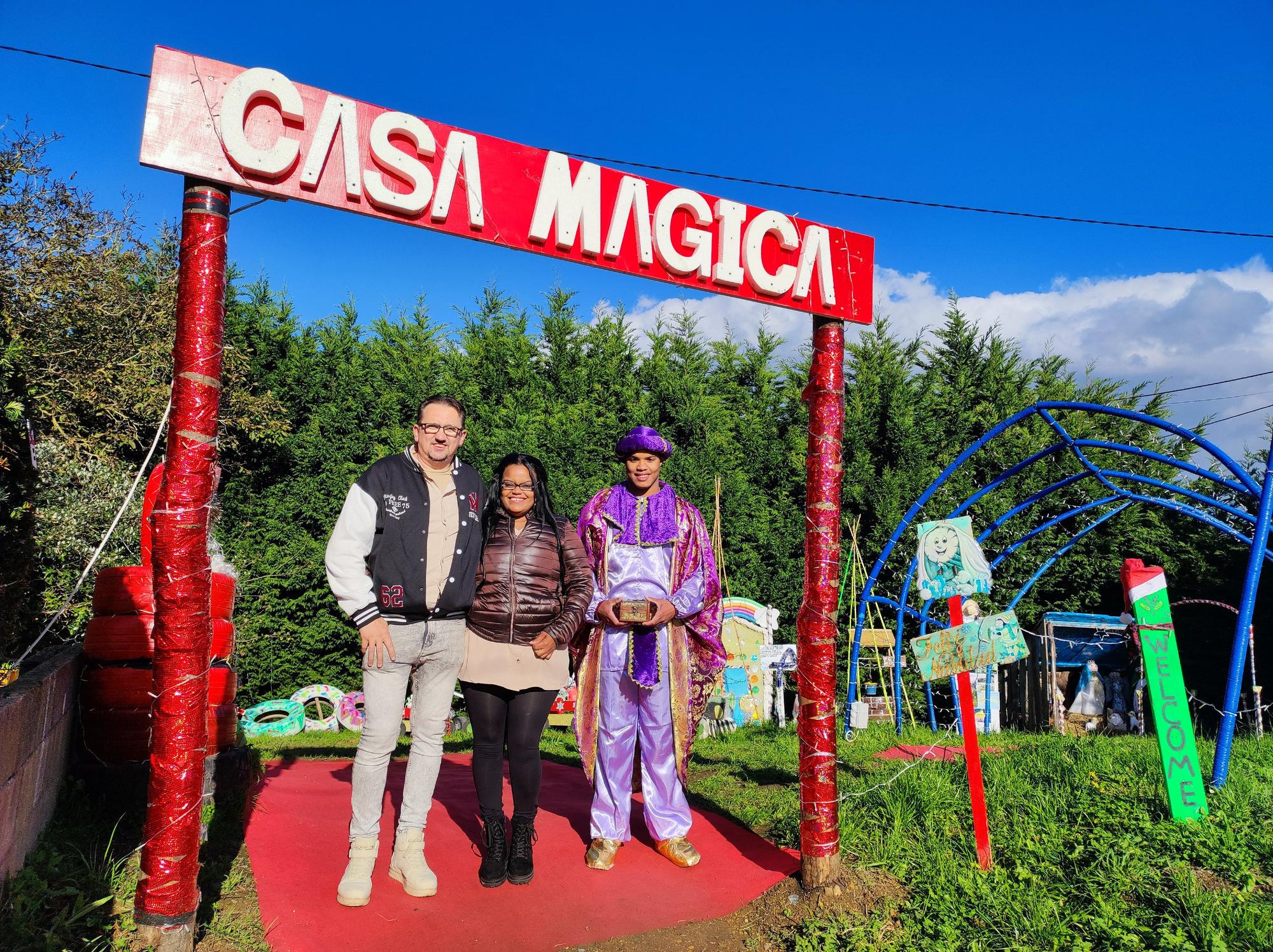 Sabina posa con su marido y su hijo en la entrada de su jardín.