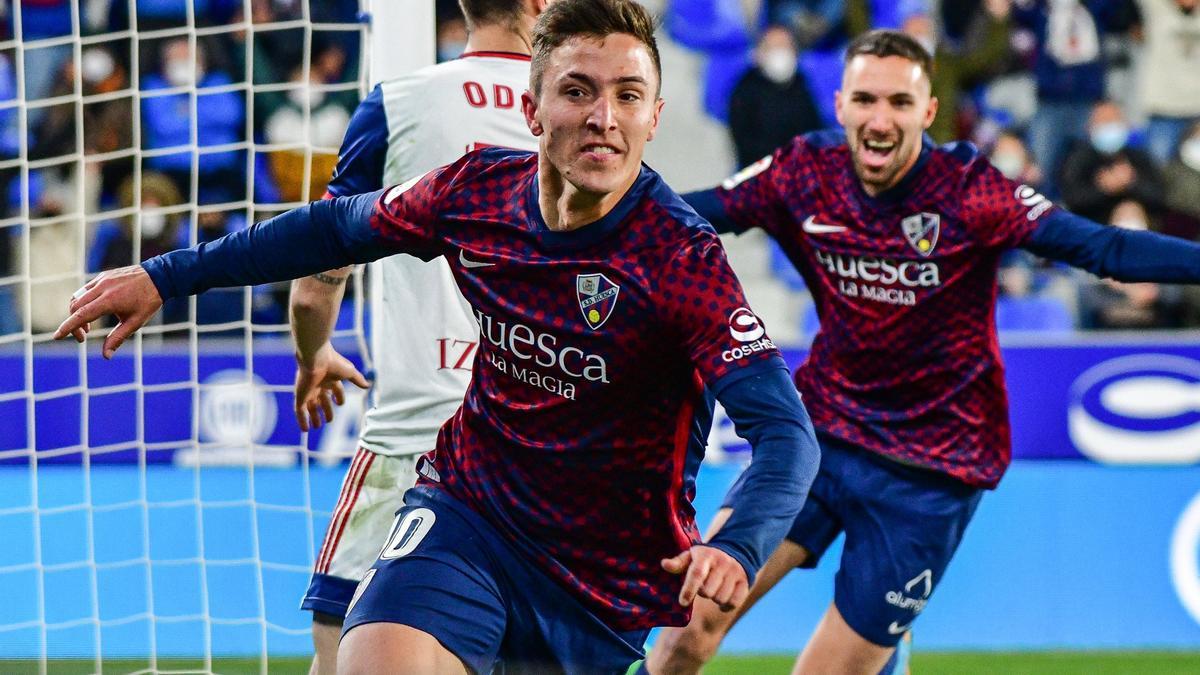 Escriche celebra un gol con el Huesca en El Alcoraz.