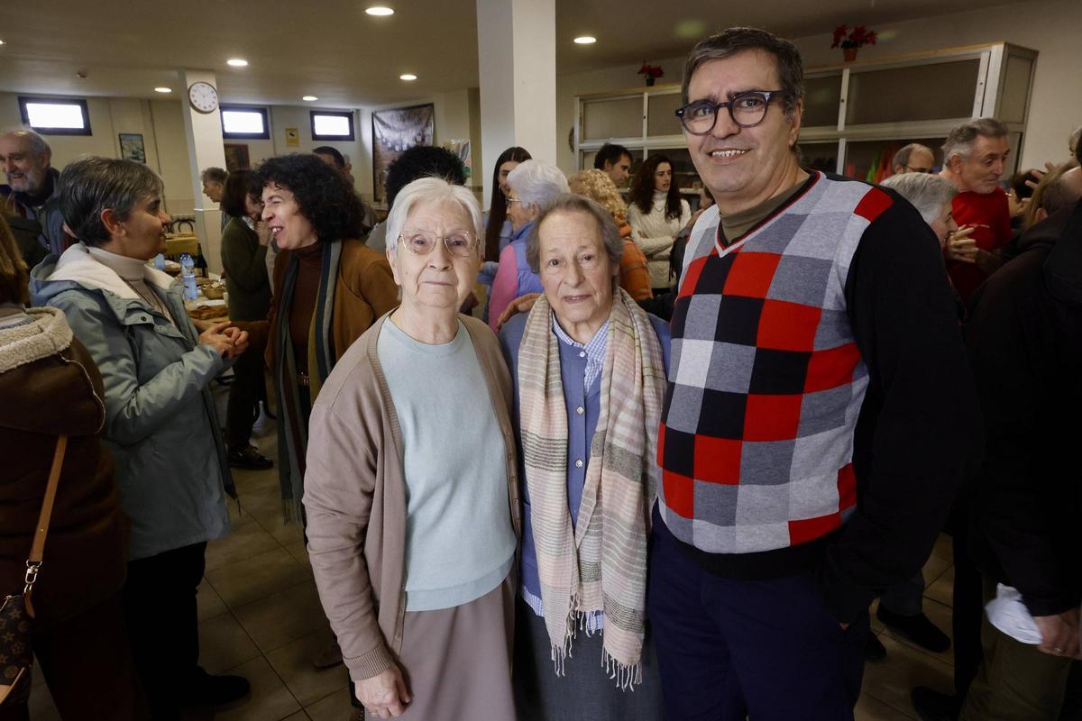 Luciano Rodríguez con dos de las religiosas de las Hermanas Terciarias Capuchinas en el Albergue Covadonga.