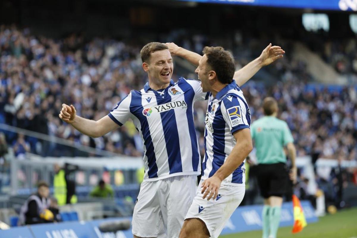 El centrocampista de la Real Sociedad Sergio Gómez celebra tras marcar un gol durante el partido de LaLiga entre la Real Sociedad y el Real Valladolid
