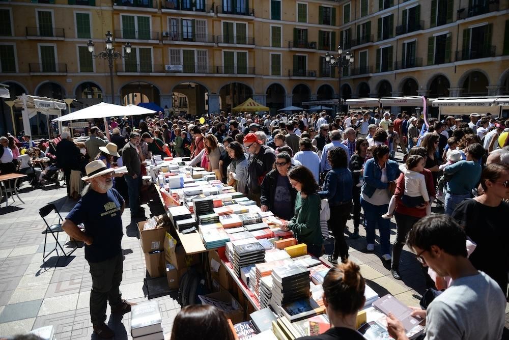 Palma se viste de libros por Sant Jordi