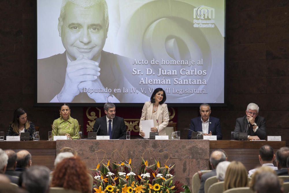 El Parlamento rinde homenaje póstumo al ...