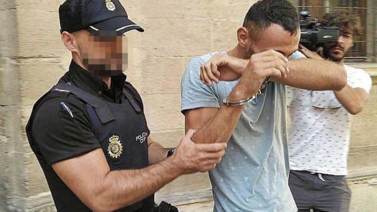 Agentes de la Policía Nacional sacan al violador de los juzgados camino de prisión. M.O.I.