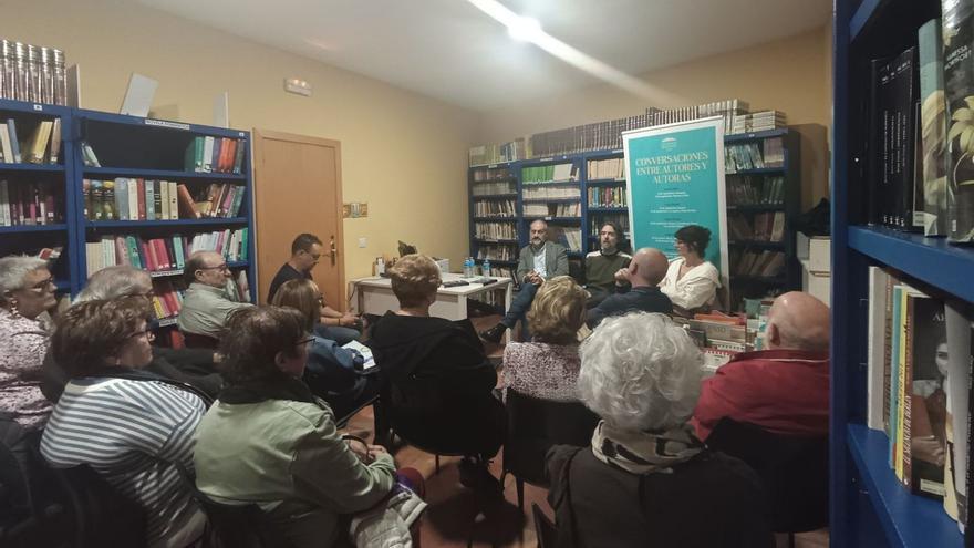 Asistentes al encuentro con el autor Andrés Neuman en la Biblioteca María Moliner. | SERVICIO ESPECIAL